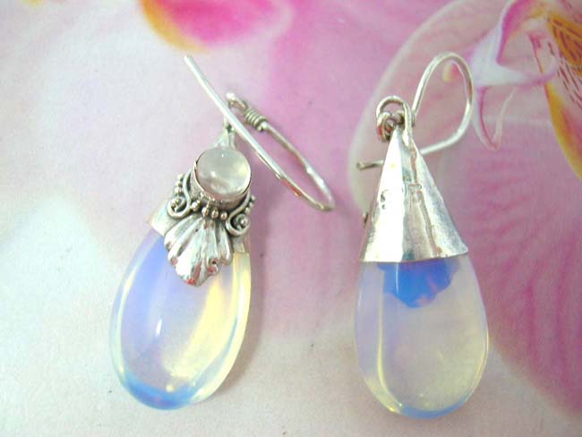 Wholesale bali jewelry store, Stylish tear drop shaped crystal earrings with 925. sterling silver decorated mounting with clear gemstone