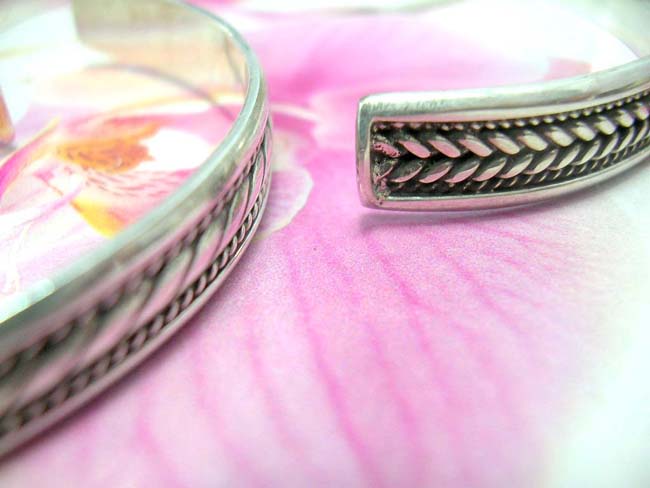 Wholesale exporter supplies unique jewelry, New age style sterling silver bangle bracelet with braided design