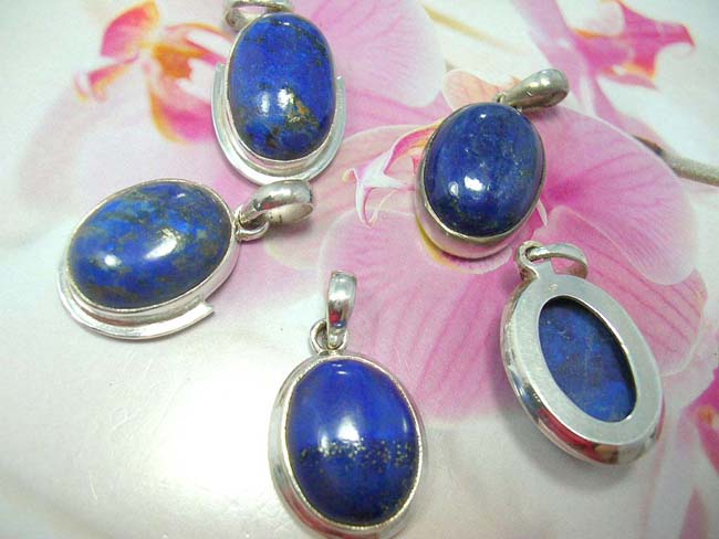 Quality fashion accessory wholesale importer, Royal blue Engagement gift ideas online, wholesale Vintage style fashion pendants with crafted gemstone in 925. sterling silver frame