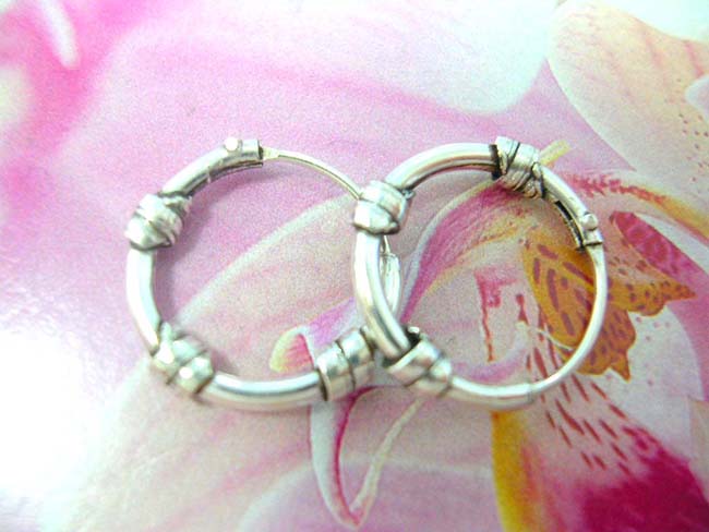 Stylish fashion accessories, wholesale Handcrafted 925. sterling silver hoop earrings with three coiled band design
