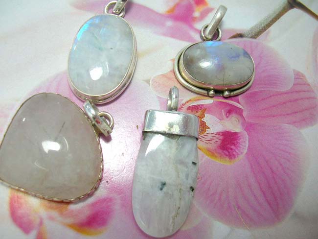 Bali crafted fashion jewelry shopping dealer, Premier quartz stone pendant with crafted 925. sterling silver mounting
