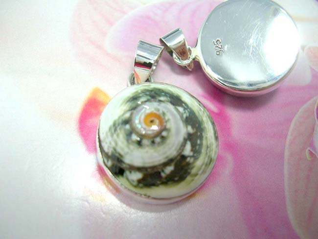 Balinese wholesale jewelry, 925. STerling silver pendant with crafted bali sea shell