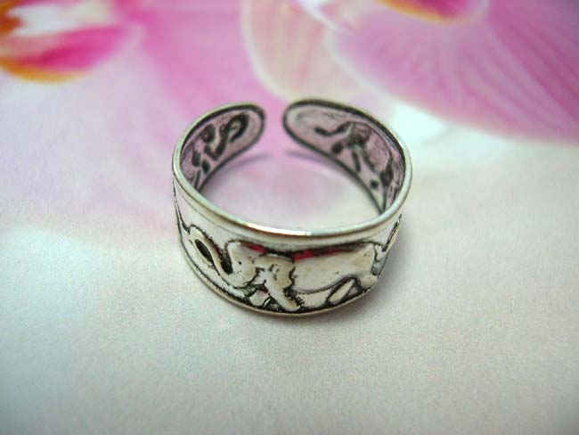 Beauty wear collectible distributor, African elephant figure theme on 925. sterling silver bali toering