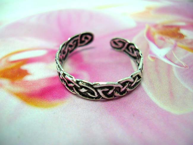 Online jewelry factory. Handcrafted celtic triqueta knot band toering. made from 925. sterling silver