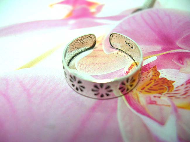 Beauty accessory manufacturer, Bali etched in daisy designed sterling silver toering