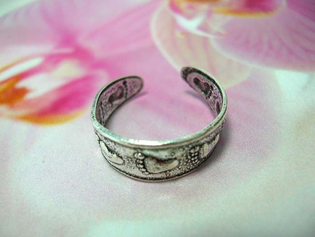 Indonesia artist toering in 925. sterling silver with foot print pattern. Online indonesia gift exporter
