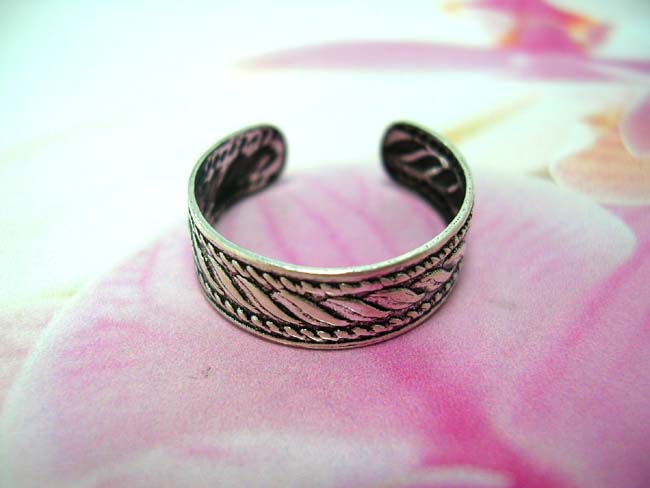 Premier jewelry wear shopping factory. Handmade 925. sterling silver toering with wave center band and braided border